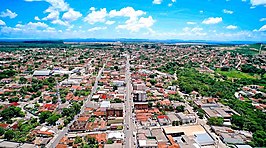 De hoofdstraat Av. Tocantins in Uruaçu van boven gezien