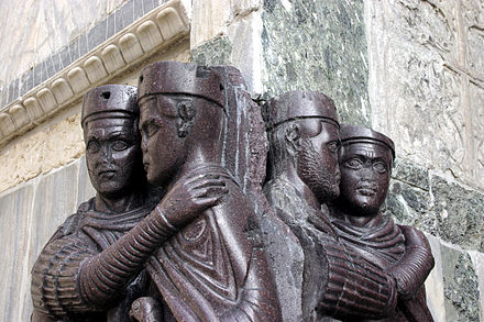 Patung empat tetrarka dari penghujung zaman Kekaisaran Romawi, sekarang di Venesia[17]