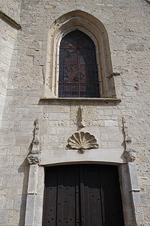 Eingang zur Saint-Pierre-Kirche, überragt von einer Jakobsmuschel.