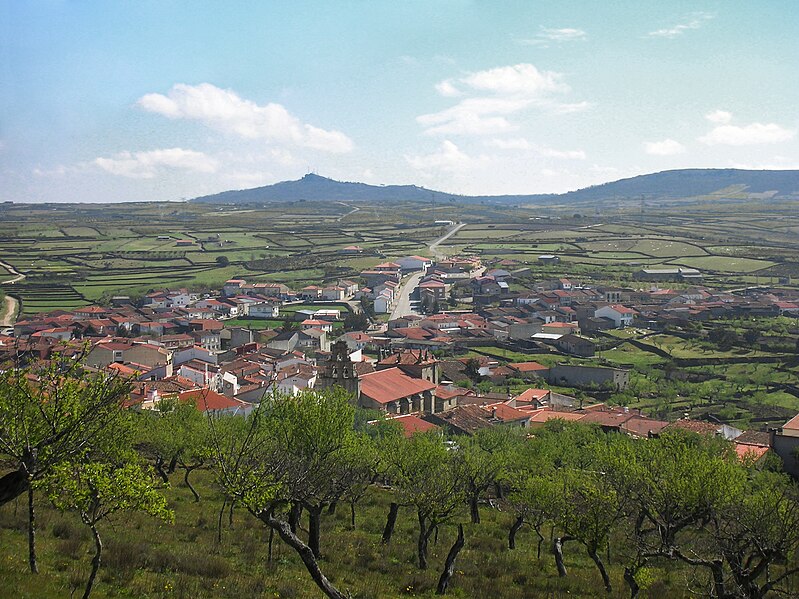 File:Vista de Vilvestre, provincia de Salamanca, España retouched.jpg