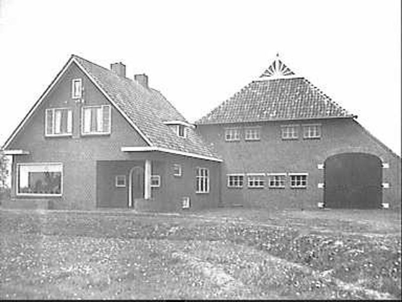 File:Voor- en zijgevel nr. L 81 - Bruinehaar - 20507912 - RCE.jpg