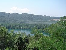 I laghi di Monticchio. In primo piano sulla sinistra, il Lago Piccolo; sullo sfondo a destra, il Lago Grande.