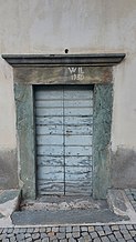 Porta a Mazzo di Valtellina decorata con la scritta W il 1930 dai coscritti del medesimo anno.