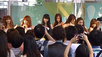 2013-07-07 同名專輯東京・OICITY渋谷發行活動   (左到右:Mia、Hi-Jon、Mini、Yumi、NueNue、Dara、Esse)