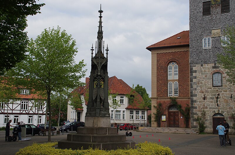 File:Welfendenkmal Walsrode.jpg