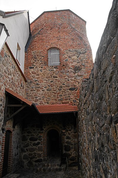 File:Wesenberg-burg-turm.jpg