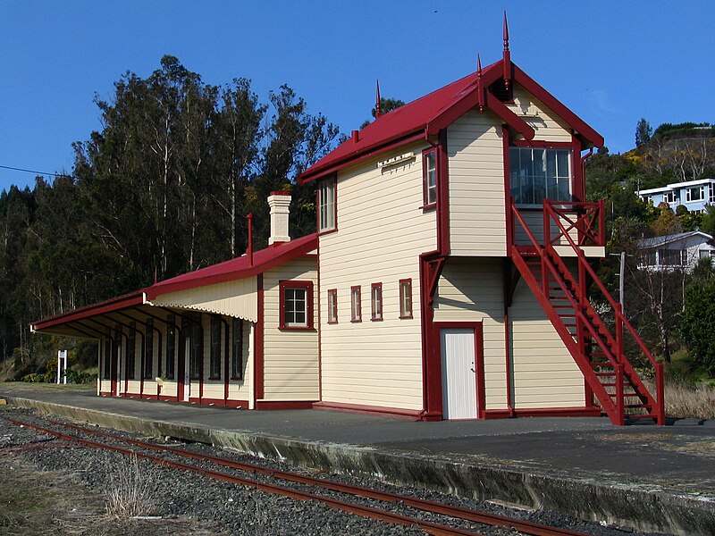 File:Wingatui Railway Station and Signal Box, Dunedin, NZ.jpg