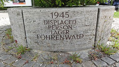 Waldram — Kreisförmiges Denkmal 1945