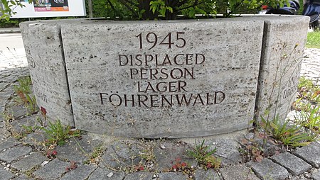Wolfratshausen Waldram — Kreisförmiges Denkmal 1945