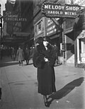 Miniatuur voor Bestand:Woman outside Harold Weeks's The Melody Shop at 1408 2nd Ave, Seattle, ca 1917-ca 1920 (SEATTLE 4556).jpg