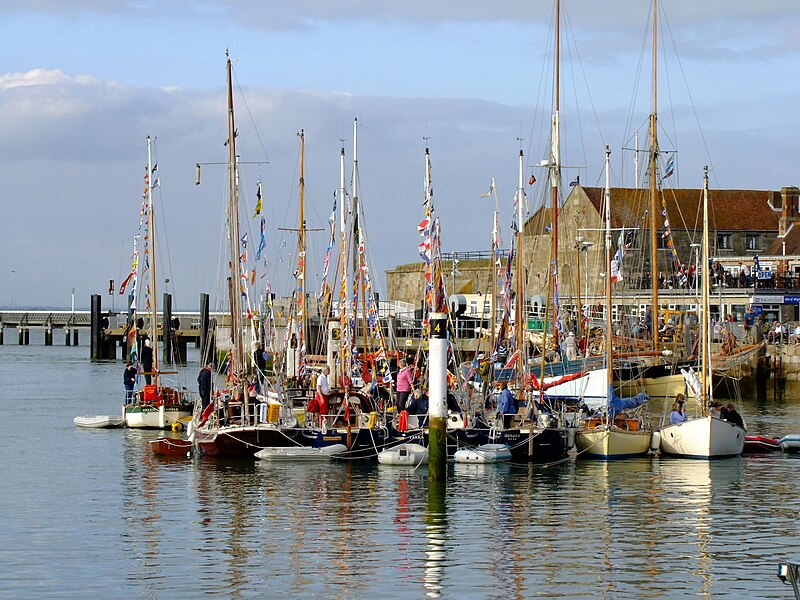 File:Yarmouth Harbour during Old Gaffers Festival 2009 2.jpg