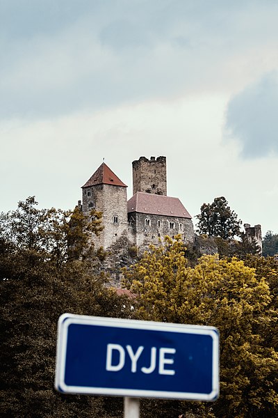 File:Zamek Hardegg nad rzeką Dyje.jpg