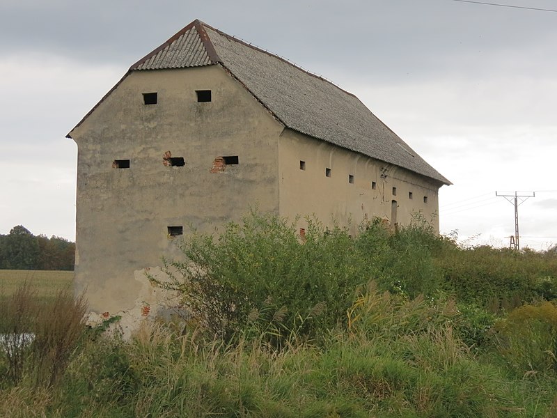 File:Ziemięcice, spichlerz, widok od pd-zach. (2).JPG