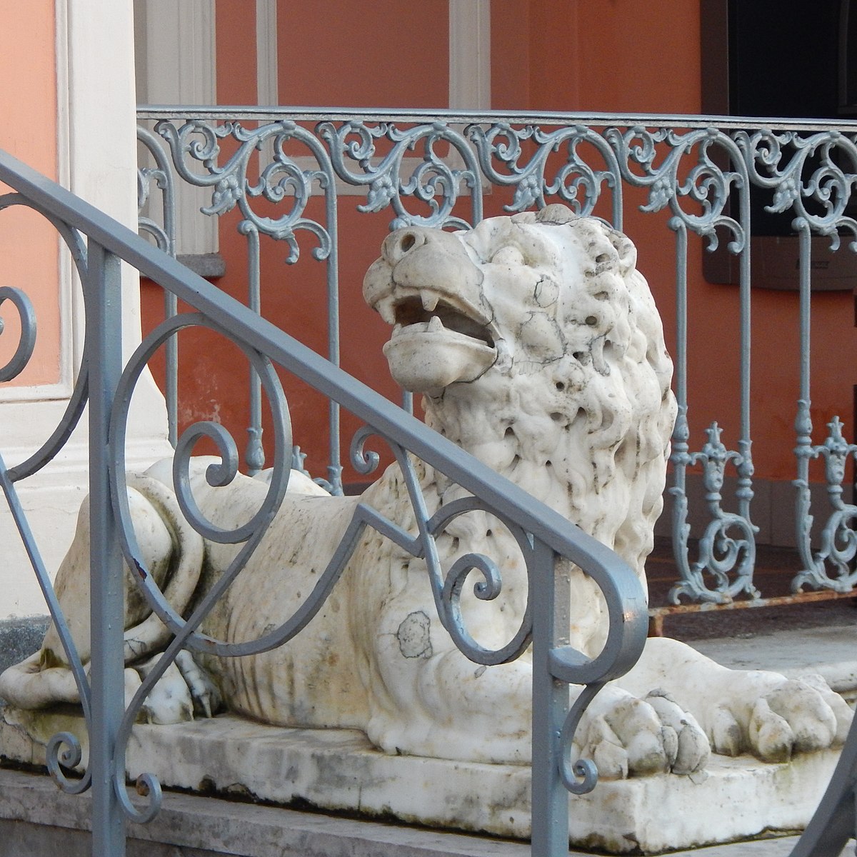 Статуи Львов на лестницах на перилах