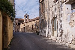 Hauptstraße mit der Kirche Agios Ioannis Prodromos