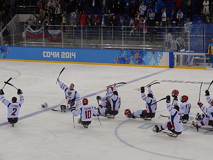 Hokeiści „Sbornej” triumfujący po zwycięstwie w meczu grupowym nad Amerykanami, Soczi 2014