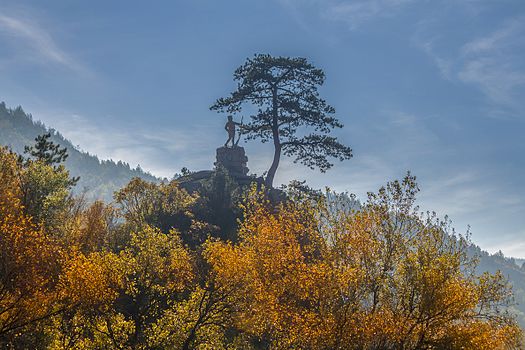 Spomenik srpskim ratnicima koji se nalazi na litici iznad Ibra