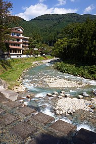 四万川と温泉地