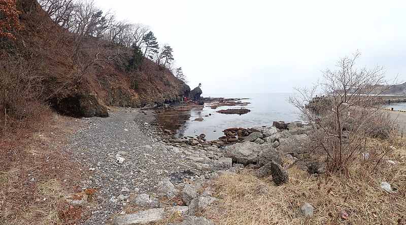 File:青森県今別町一本木漁港西岸の磯と祠 P3210513 stitch.JPG