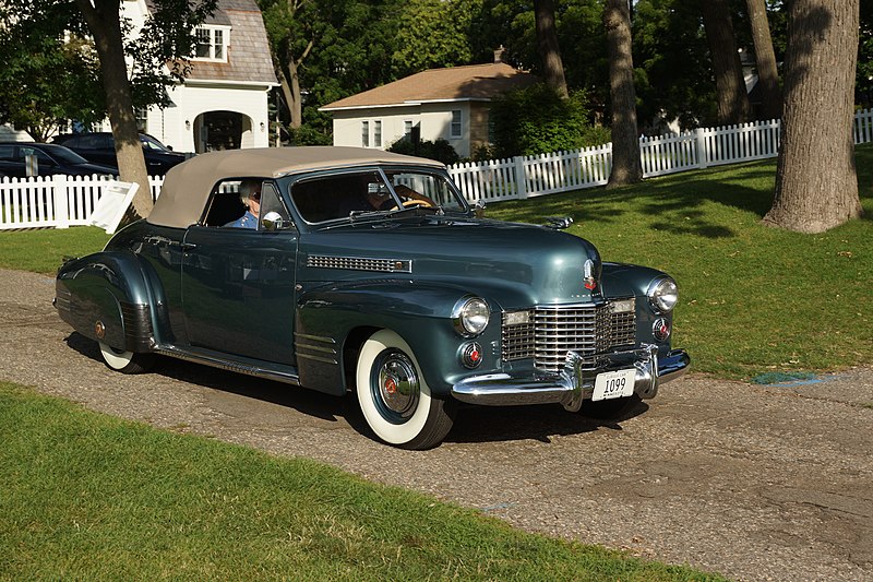 File:1941 Cadillac Series 62 Convertible (36341181705).jpg