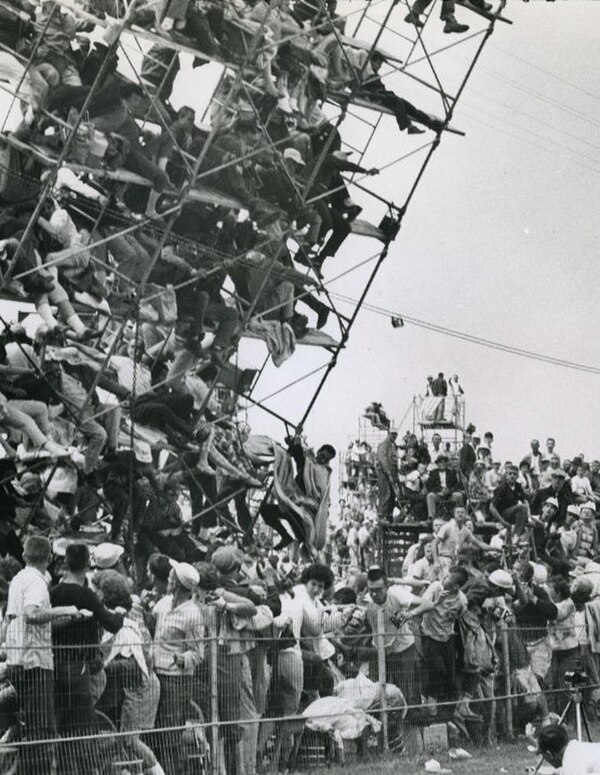 Image: 1960 Indianapolis 500 scaffold collapse 1