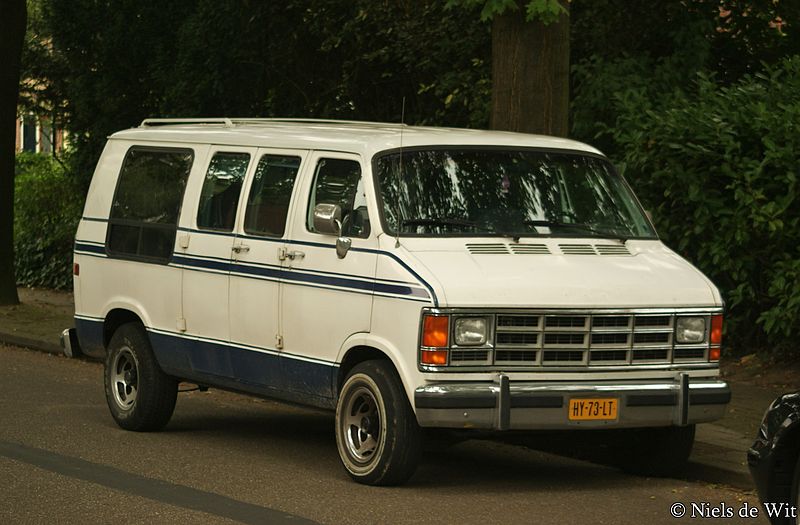 File:1976 Dodge Tradesman 200 (9917547743).jpg