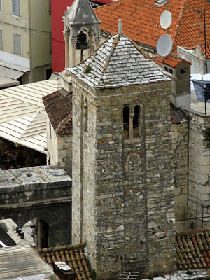 Pogled na zvonik sa zvonika sv. Duje