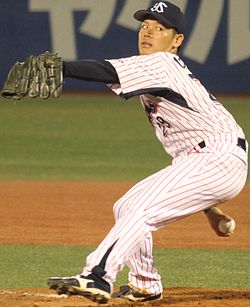 20130929 Ясухиро Огава, питчер Tokyo Yakult Swallows, на стадионе Мэйдзи Дзингу.JPG