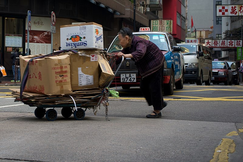 File:2015-01-23 old woman collecting used cartons in Hong Kong.jpg
