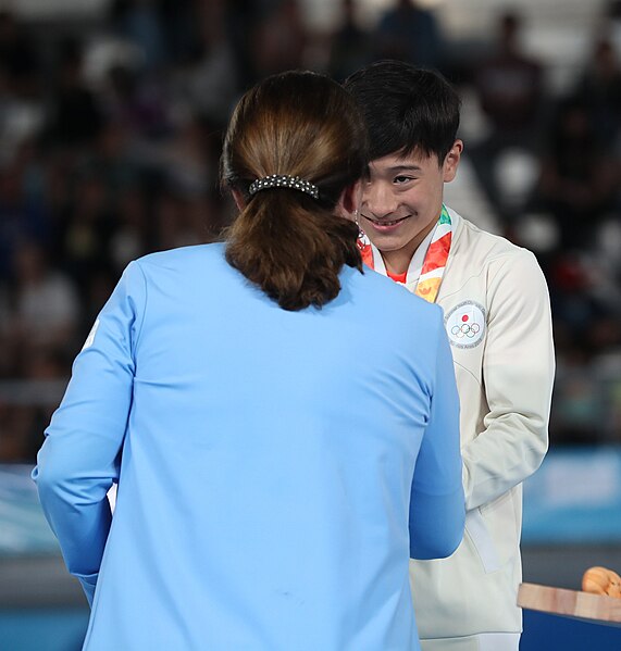 File:2018-10-15 Gymnastics at 2018 Summer Youth Olympics – Boys' Artistic Gymnastics – Apparatus finals – Horizontal bar – Victory ceremony (Martin Rulsch) 54.jpg