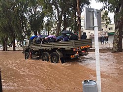 משאית צבאית מסיעה אזרחים שנלכדו בעקבות השיטפונות בנהריה, ינואר 2020