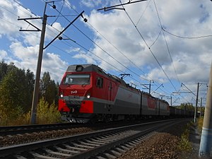 Электровоз 2ЭС10-135 в составе трёх секций (3ЭС10) с грузовым поездом