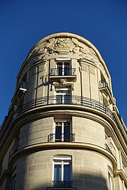 The flower basket – Balconies and pediment of Avenue Montaigne no. 41 in Paris, unknown architect or sculptor (1924)[114]