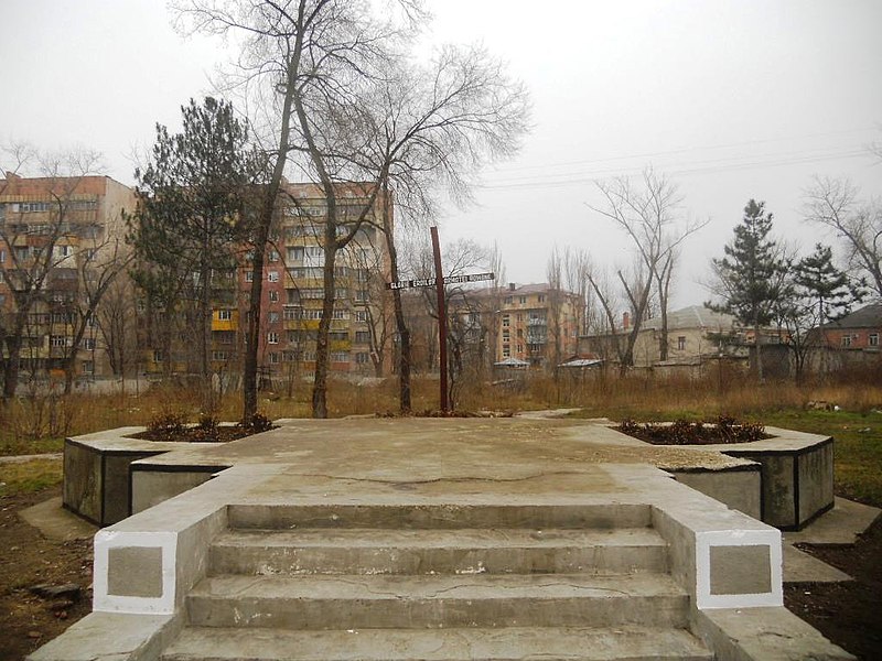 File:AIRM - Heroes Cemetery in Chișinău - dec 2013 - 02.jpg