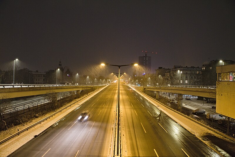 File:A 103 in Berlin-Steglitz from Joachim-Tiburtius-Brücke with snow at night 2021-01-29 02.jpg