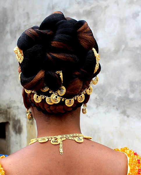 File:A traditional hairdressing with gold ornament 2.JPG