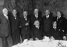 Poserer med andre grunnleggere av Académie Mallarmé, da den ble grunnlagt i 1937. Fra venstre til høyre, stående: Édouard Dujardin, Francis Vielé-Griffin, Paul Valéry, André-Ferdinand Hérold, André Fontainas, Jean Ajalbert.  Sittende: Saint-Pol-Roux, Paul Fort.