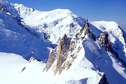 La vetta vista da est: in primo piano la cresta che conduce alla Vallée Blanche; sullo sfondo il Dôme du Goûter