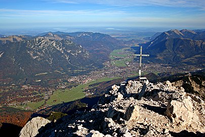 Alpspitze mit Blick auf Loisachtal, Ammergauer Alpen (Kramerspitz) und Garmisch-Partenkirchen.