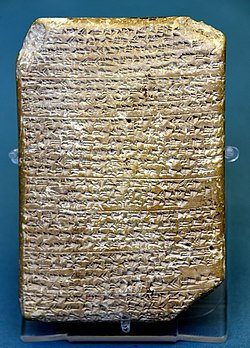 Di dalam surat Amarna. "Pesan dari raja Alashiya, saudaramu" kepada Firaun dari Mesir, mungkin Akhenaten. C. 1350 SM. Dari Memberitahu e-Amarna, Mesir. Inggris Museum.jpg