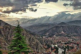 Amasya ve şehrin içinden geçen Yeşilırmak.jpg