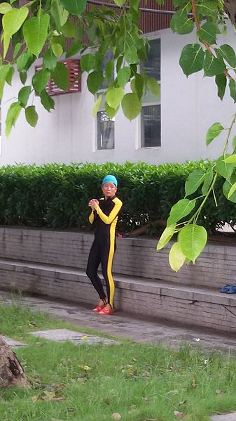 File:An old woman wearing body-skin swimsuit in SaiGaau Swimming Ground 1.jpg