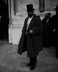 António Luís Gomes, ministro do Fomento do I governo provisório da República, à entrada dos Paços do Concelho, 1911 (cropped).png
