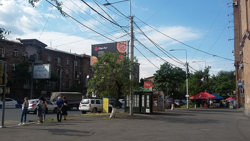 File:Arshakunyats Avenue, Yerevan 02.jpg