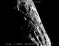 Astéroïde Éros survolé par la sonde NEAR, le 19 septembre 2000.