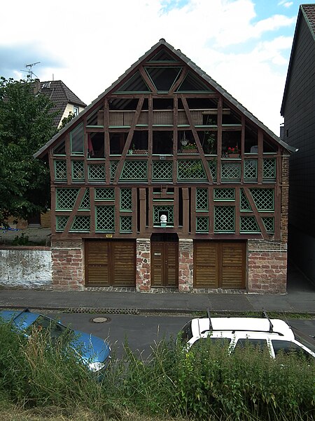 File:Aufgelöste Fassade Fachwerk Bürgel.JPG