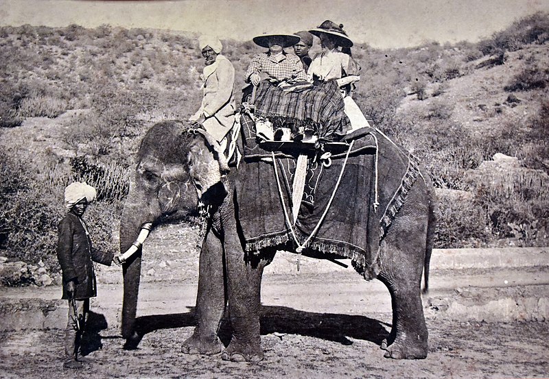 File:Ausstellung 'Der Zeit voraus - Drei Frauen auf eigenen Wegen' - Stadtmuseum Rapperswil - Martha Burkhardt (rechts) und ihre Freundin Meta Kirchner auf einem Elefanten 1911, Reise durch Indien 2015-09-05 16-26-51.JPG