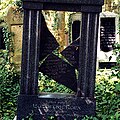 Zerstörte Grabstätte am jüdischen Friedhof im Stadtteil Bödigheim von Buchen, 2019