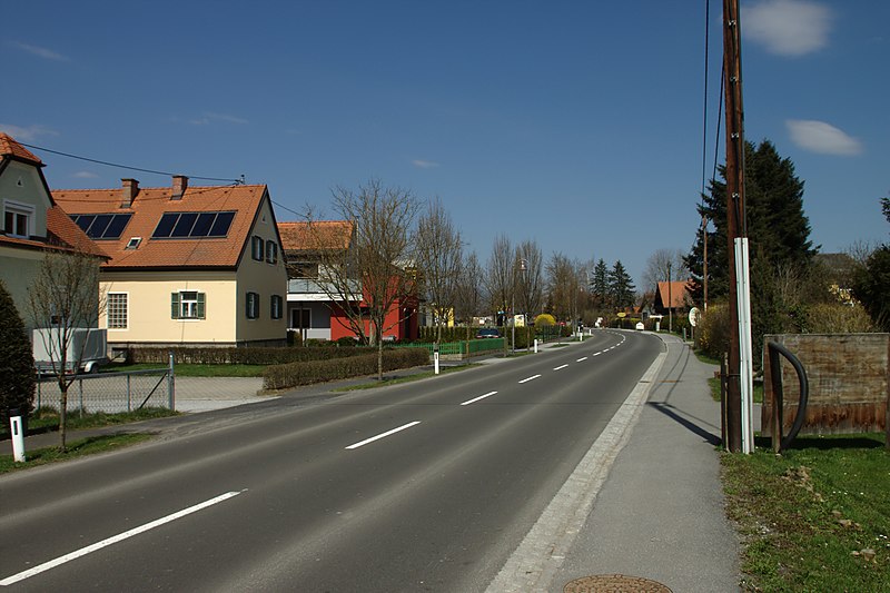 File:Bad Waltersdorf, hlavní silnice II.jpg