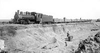 Vista de una Baldwin 2-8-2/4-4 transportando cargas desde Punta Piedras. Nótese el terraplén de gran altura.